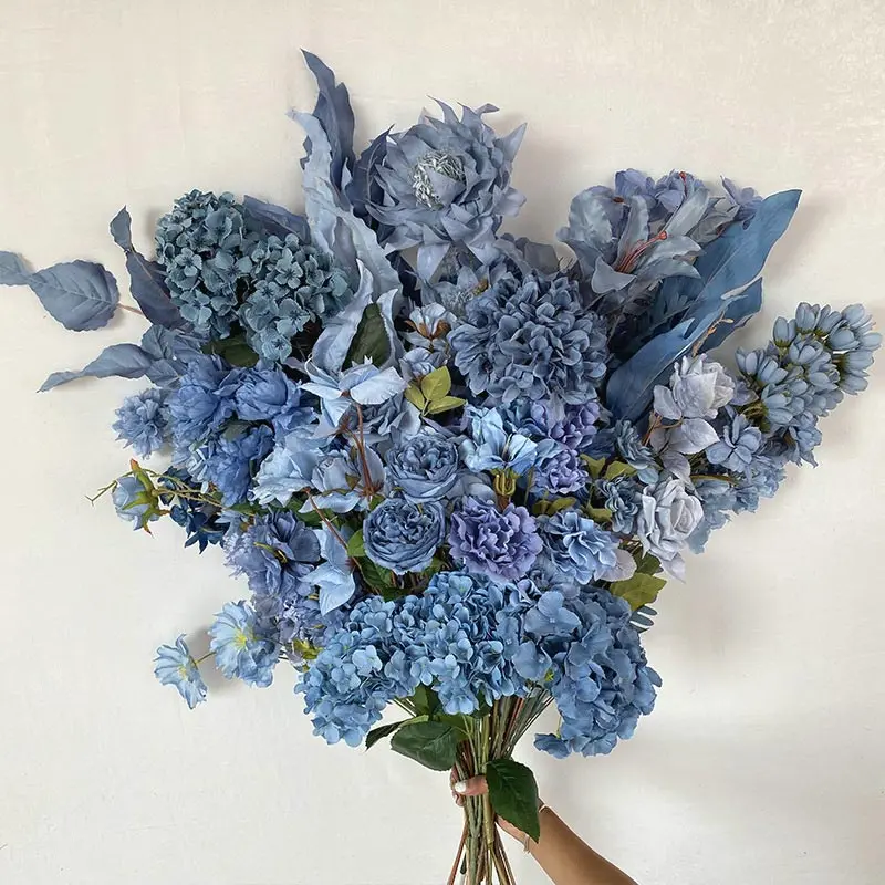 ¿Cómo están cambiando las elegantes flores de seda artificiales de color azul polvoriento las tendencias de decoración modernas?